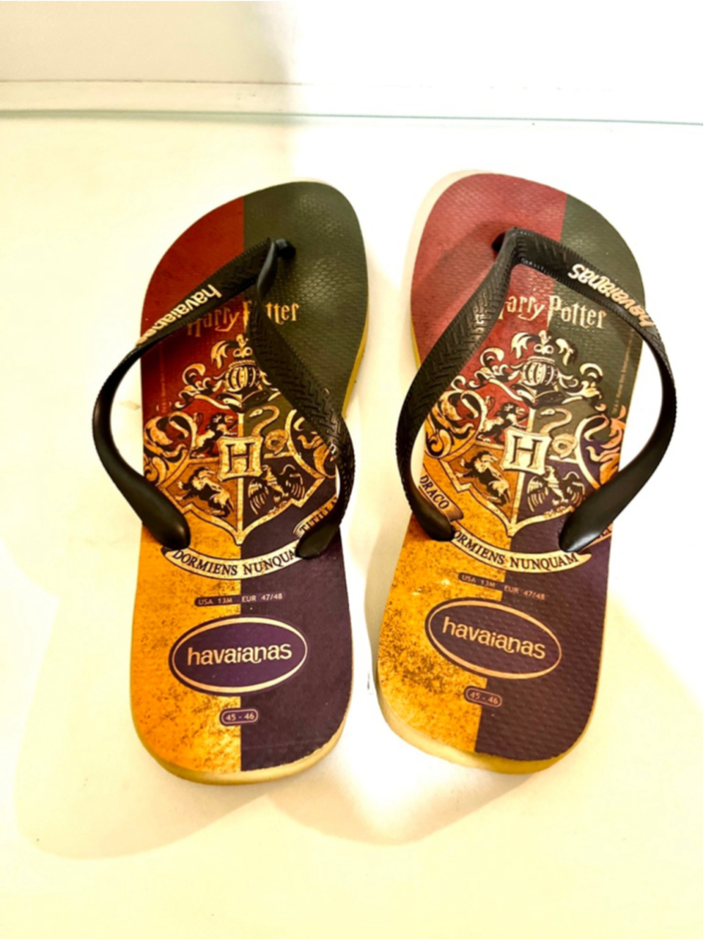 Havaianas Harry Potter Top flip-flops with a crest graphic men size 12-13